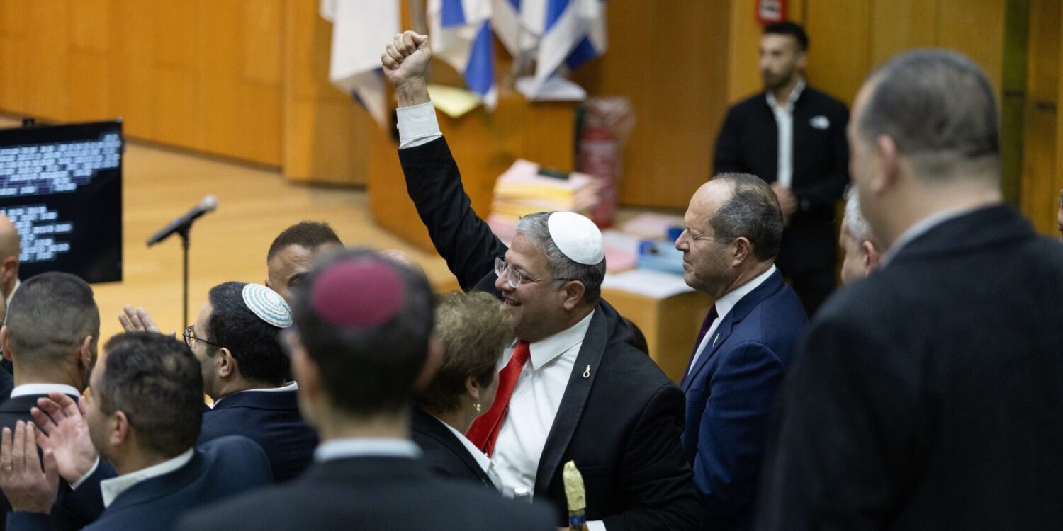 Israels rechtsextremer Polizeiminister Itamar Ben-Gvir feiert im Parlament die Verabschiedung des umstrittenen Gesetzes zur Einführung der Todesstrafe für Terroristen. (Archivbild)