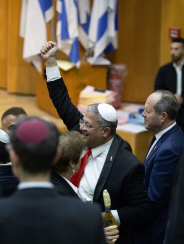 Israels rechtsextremer Polizeiminister Itamar Ben-Gvir feiert im Parlament die Verabschiedung des umstrittenen Gesetzes zur Einführung der Todesstrafe für Terroristen. (Archivbild)