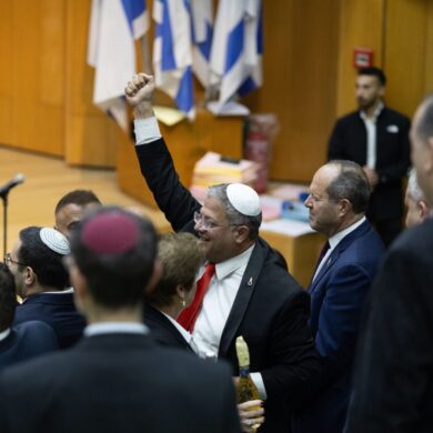 Israels rechtsextremer Polizeiminister Itamar Ben-Gvir feiert im Parlament die Verabschiedung des umstrittenen Gesetzes zur Einführung der Todesstrafe für Terroristen. (Archivbild)