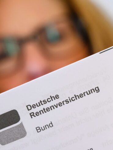 Während viele Deutsche derzeit vor dem 64. Lebensjahr aus dem Berufsleben ausscheiden, arbeiten Menschen in anderen Ländern oft bis weit über 67 hinaus.
