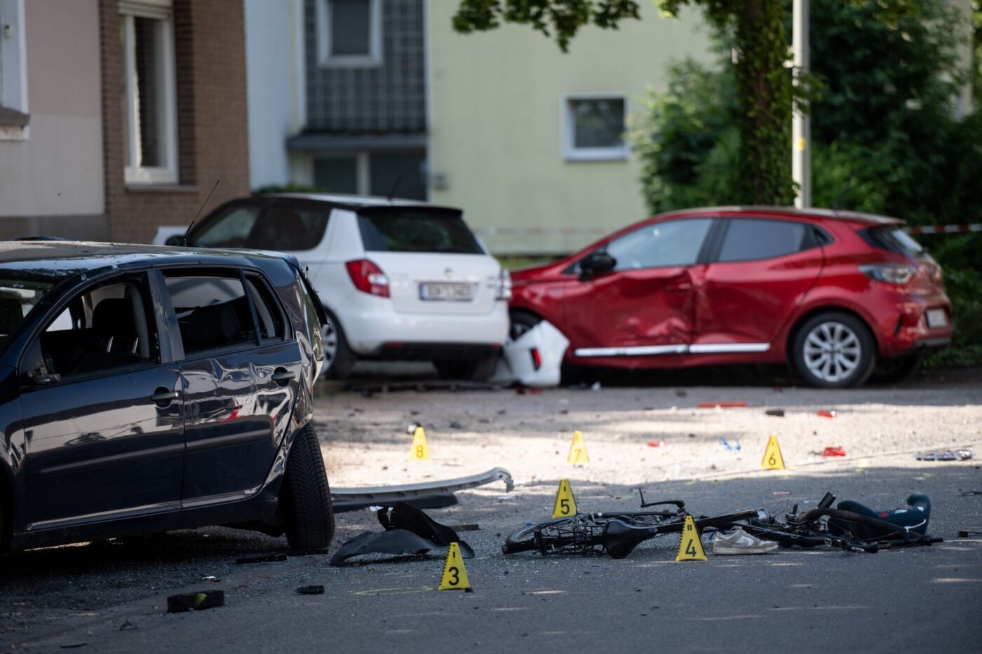 Ein Fahrrad und ein verlorener Schuh liegen auf der Fahrbahn - zwei Kinder sterben bei einem tragischen Unfall.