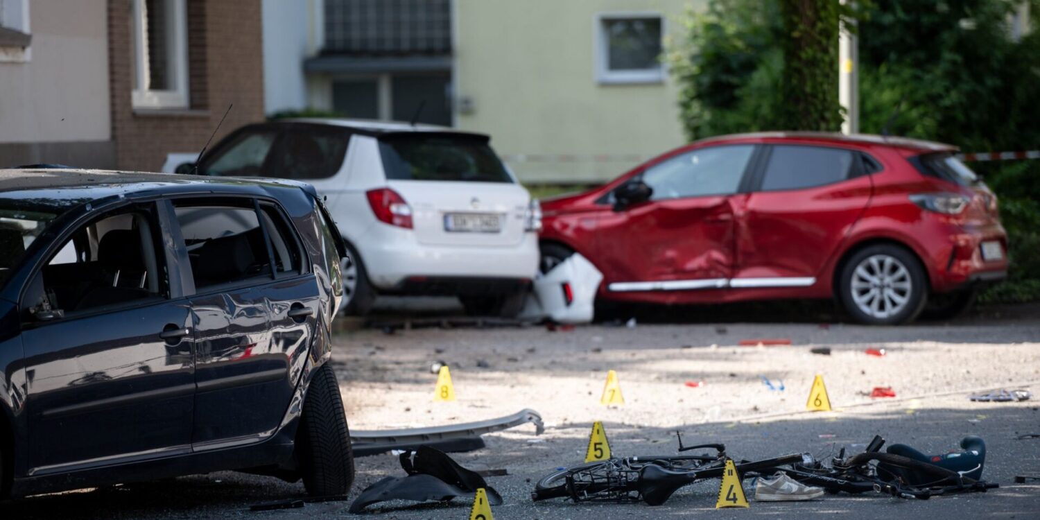 Ein Fahrrad und ein verlorener Schuh liegen auf der Fahrbahn - zwei Kinder sterben bei einem tragischen Unfall.