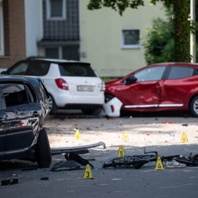 Ein Fahrrad und ein verlorener Schuh liegen auf der Fahrbahn - zwei Kinder sterben bei einem tragischen Unfall.