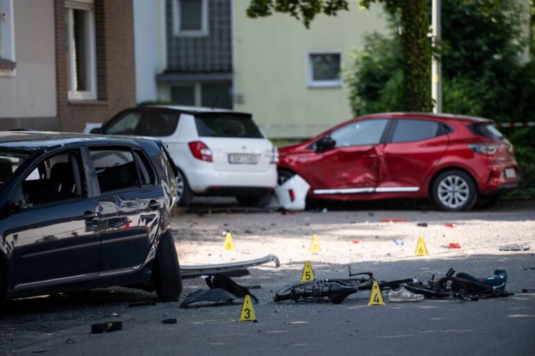 Ein Fahrrad und ein verlorener Schuh liegen auf der Fahrbahn - zwei Kinder sterben bei einem tragischen Unfall.