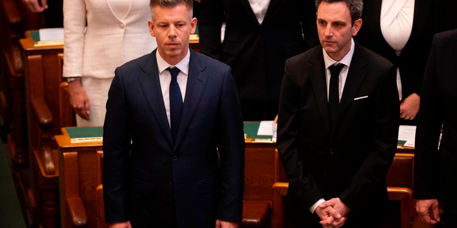 Ungarns Parlament at den bürgerlichen Politiker Peter Magyar (l.) zum neuen Ministerpräsidenten gewählt.