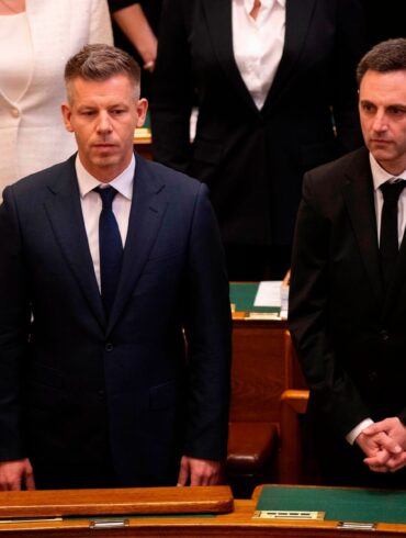 Ungarns Parlament at den bürgerlichen Politiker Peter Magyar (l.) zum neuen Ministerpräsidenten gewählt.