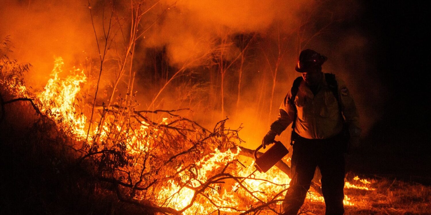 Ein Feuerwehrmann kämpft gegen die Flammen