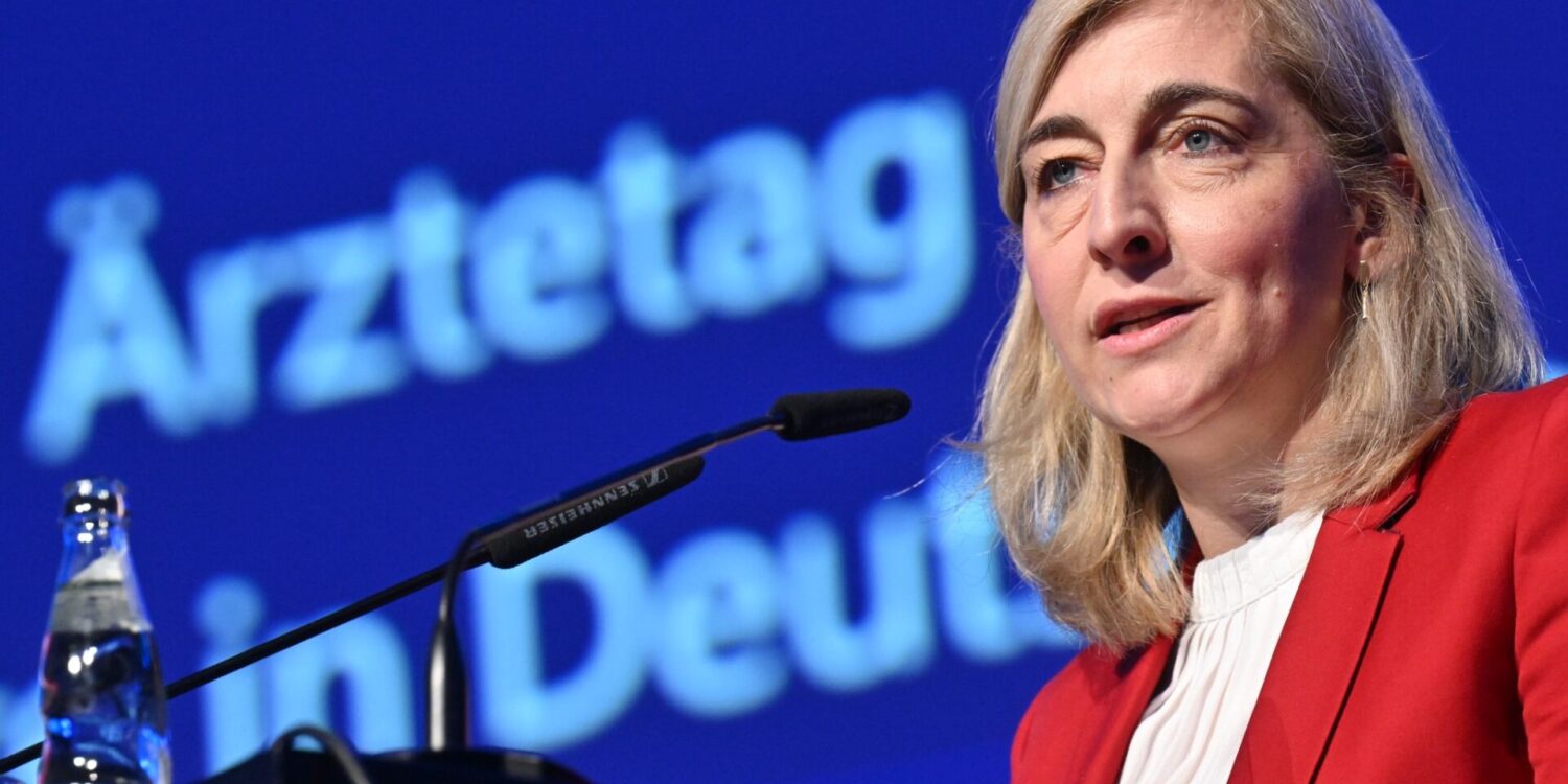 Ministerin Warken verteidigte ihr Sparpaket gegen Kritik der Ärzte.