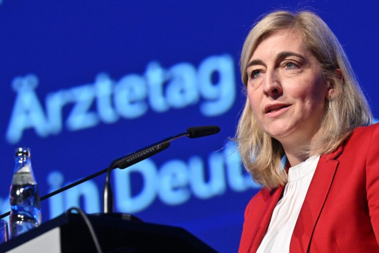 Ministerin Warken verteidigte ihr Sparpaket gegen Kritik der Ärzte.
