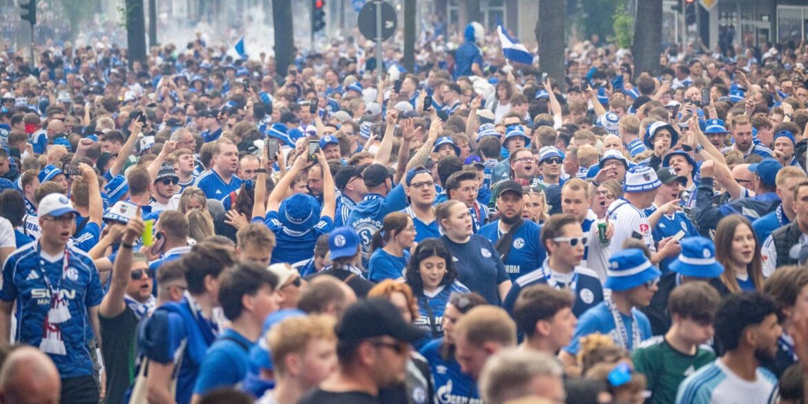 Schalke-Fanmarsch zum Stadion