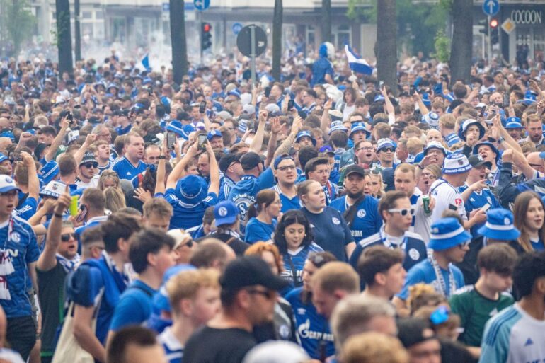 Schalke-Fanmarsch zum Stadion
