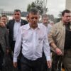Özgür Özel trotzt dem Regen und seiner Absetzung als Parteichef