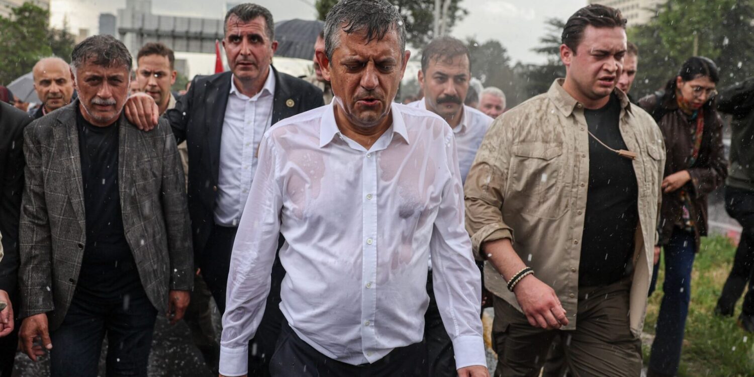 Özgür Özel trotzt dem Regen und seiner Absetzung als Parteichef