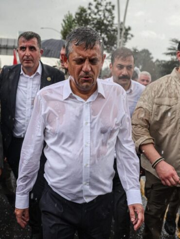 Özgür Özel trotzt dem Regen und seiner Absetzung als Parteichef