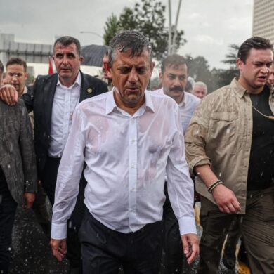 Özgür Özel trotzt dem Regen und seiner Absetzung als Parteichef