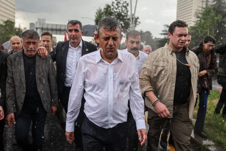 Özgür Özel trotzt dem Regen und seiner Absetzung als Parteichef