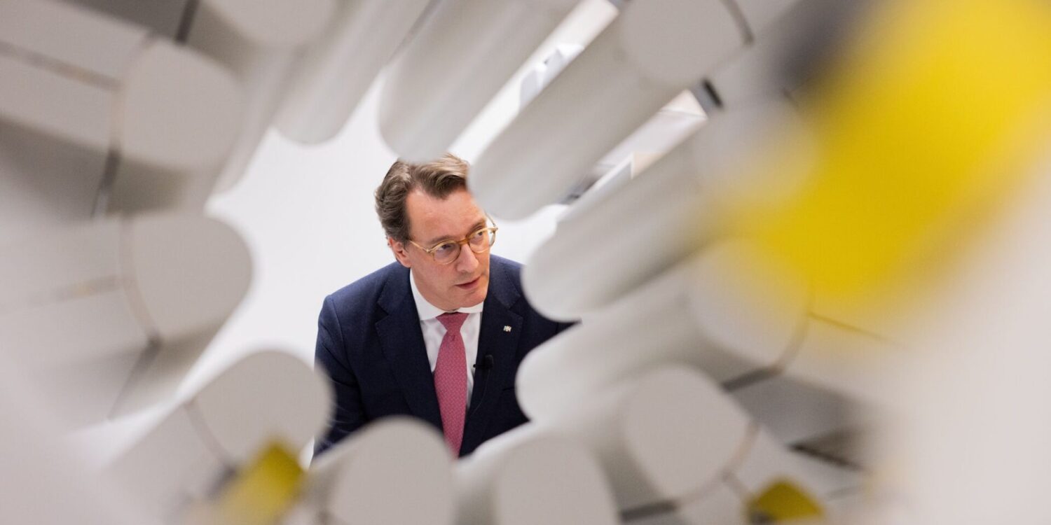 Hendrik Wüst (CDU), Ministerpräsident von Nordrhein-Westfalen, besucht im Stanislaw Sakiel Burn Treatment Center ein Spezial-CT für die Diagnostik von Verbrennungsopfern.