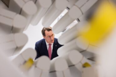 Hendrik Wüst (CDU), Ministerpräsident von Nordrhein-Westfalen, besucht im Stanislaw Sakiel Burn Treatment Center ein Spezial-CT für die Diagnostik von Verbrennungsopfern.