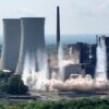 Einstürzende Industriebauten: Zwei Kühltürme eines Kohlekraftwerks in Gelsenkirchen fallen bei einer Sprengung in sich zusammen