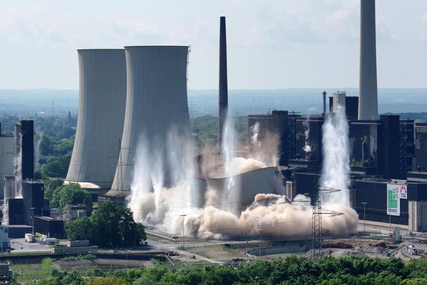 Einstürzende Industriebauten: Zwei Kühltürme eines Kohlekraftwerks in Gelsenkirchen fallen bei einer Sprengung in sich zusammen