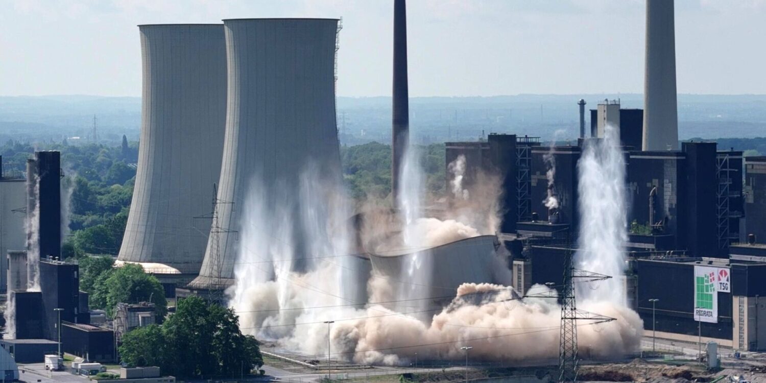 Einstürzende Industriebauten: Zwei Kühltürme eines Kohlekraftwerks in Gelsenkirchen fallen bei einer Sprengung in sich zusammen