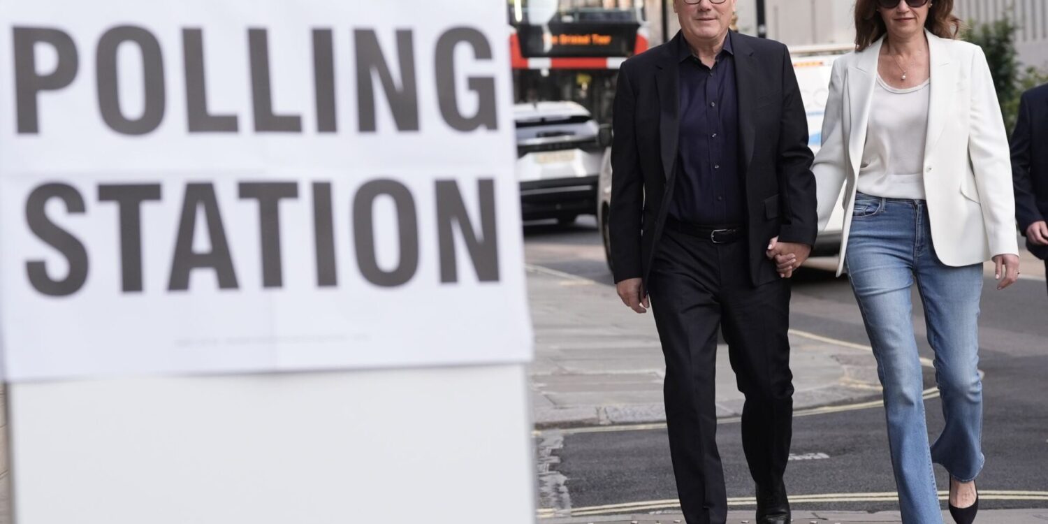 Der britische Premier Keir Starmer und seine Frau Victoria auf dem Weg zum Wahllokal.