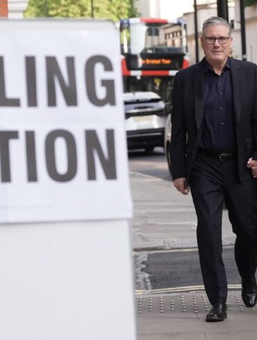 Der britische Premier Keir Starmer und seine Frau Victoria auf dem Weg zum Wahllokal.