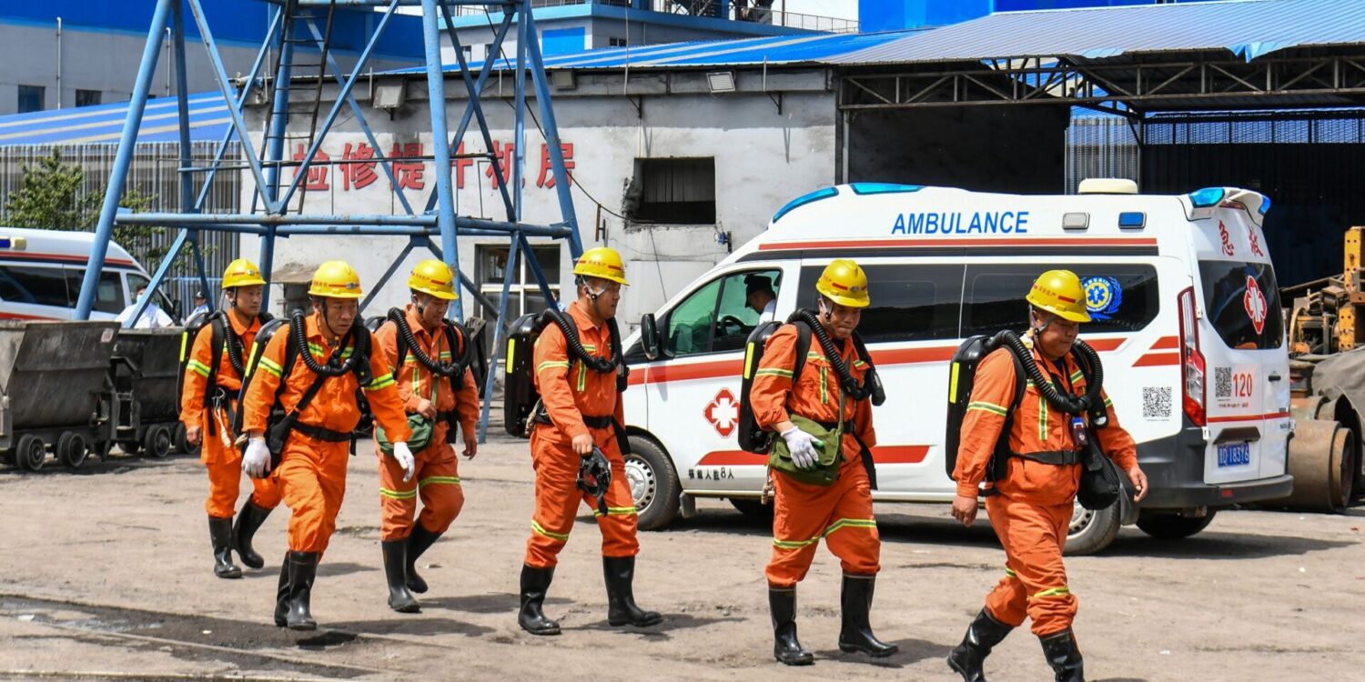 Mehrere hundert Rettungskräfte sind nach wie vor im Einsatz.