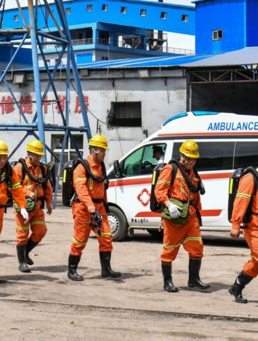 Mehrere hundert Rettungskräfte sind nach wie vor im Einsatz.