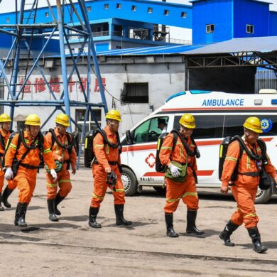 Mehrere hundert Rettungskräfte sind nach wie vor im Einsatz.