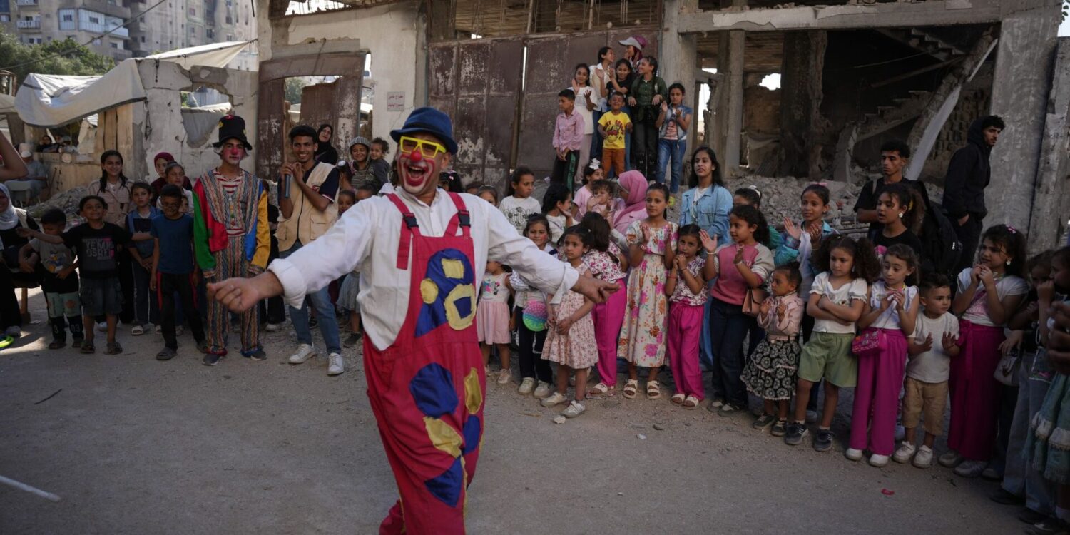 Palästinensischer Clown Reyad Bader bringt Kindern in Gaza zum Opferfest Freude