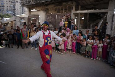 Palästinensischer Clown Reyad Bader bringt Kindern in Gaza zum Opferfest Freude