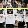 Zuschauer verfolgen ein NBA-Basketballspiel.