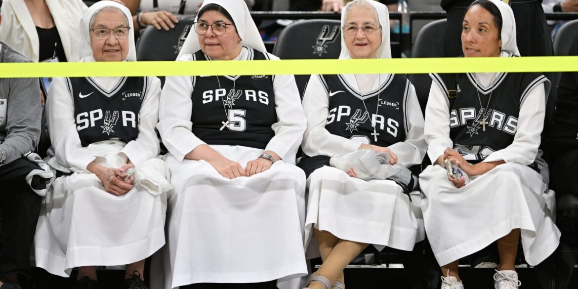 Zuschauer verfolgen ein NBA-Basketballspiel.