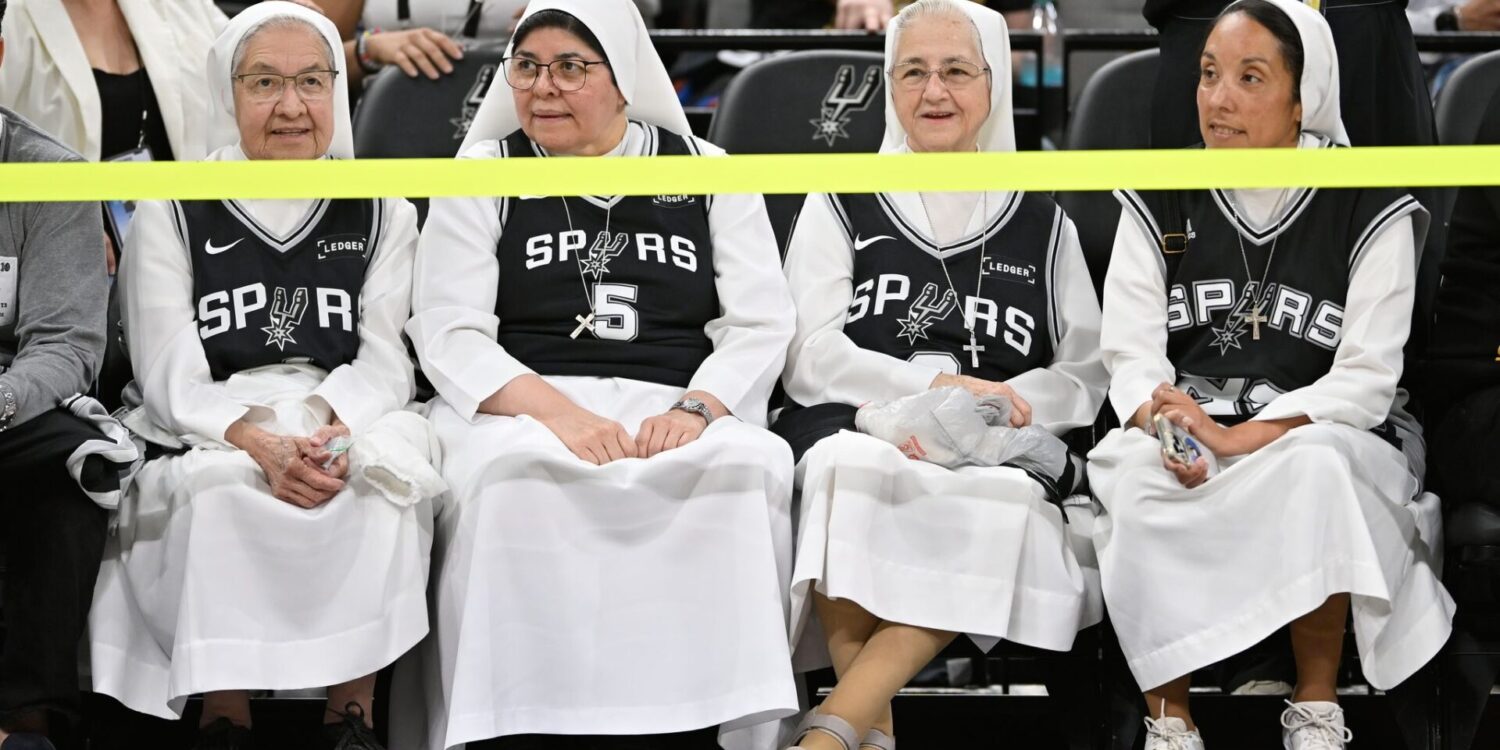 Zuschauer verfolgen ein NBA-Basketballspiel.