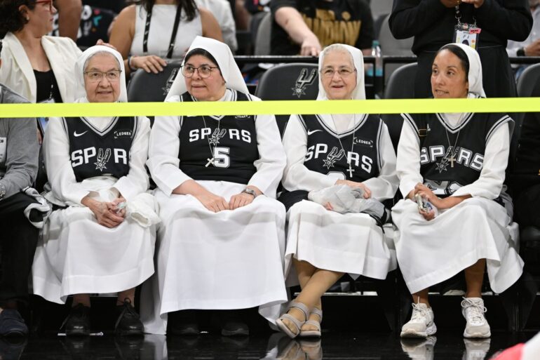 Zuschauer verfolgen ein NBA-Basketballspiel.