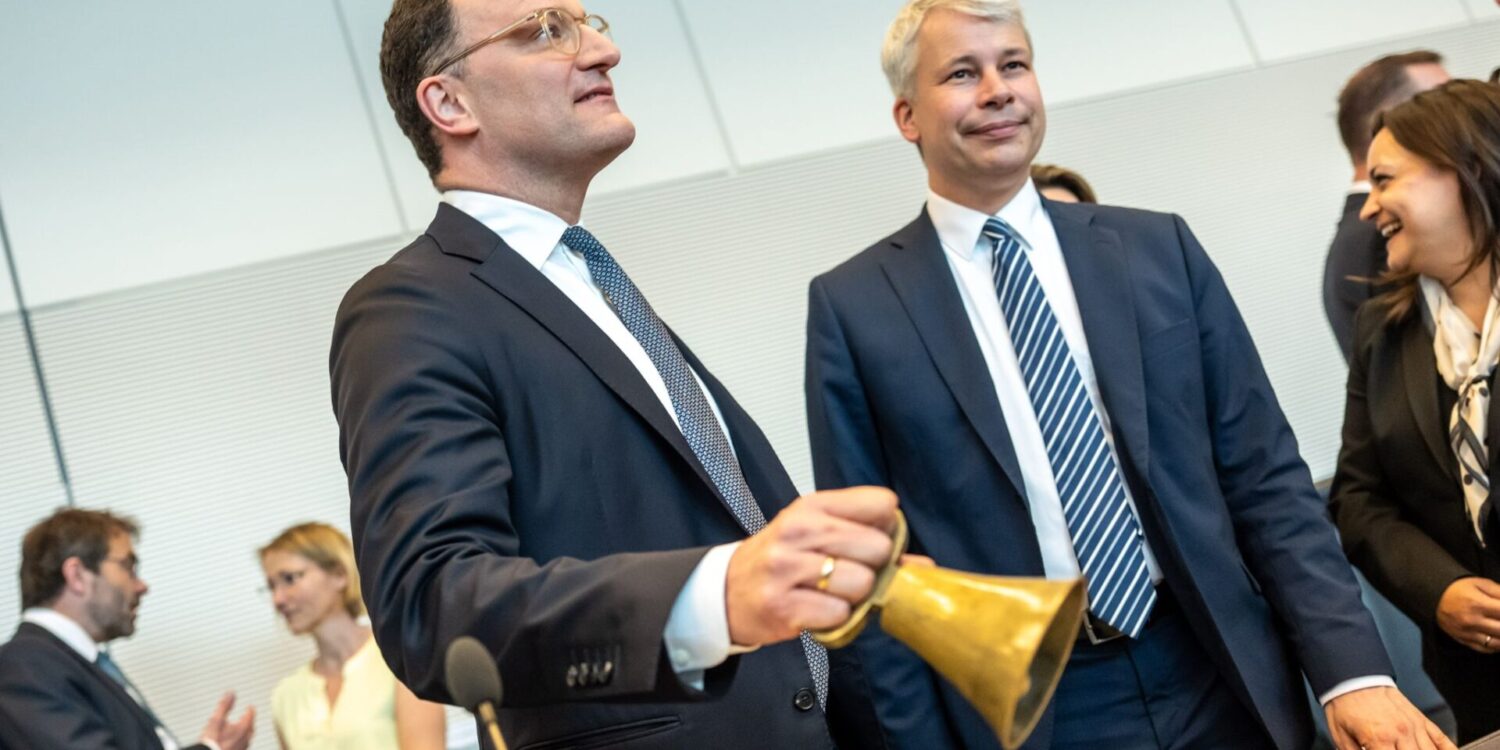 Auch die Spitze der Unionsfraktion will Diätenerhöhung nun aussetzen. (Archivbild)