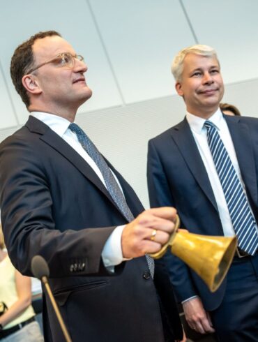 Auch die Spitze der Unionsfraktion will Diätenerhöhung nun aussetzen. (Archivbild)