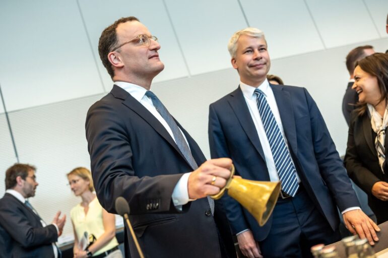Auch die Spitze der Unionsfraktion will Diätenerhöhung nun aussetzen. (Archivbild)