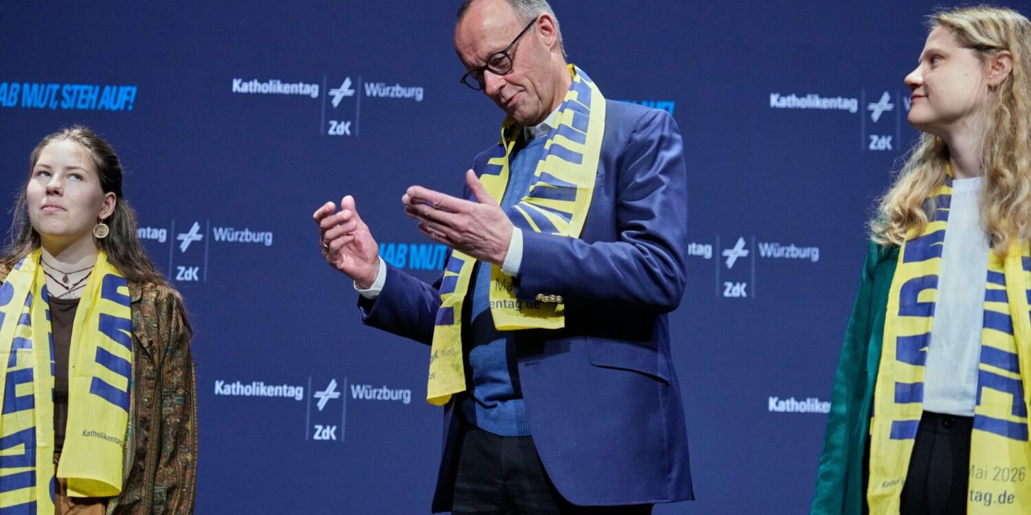 Der Kanzler zeigt sich in Würzburg selbstkritisch.