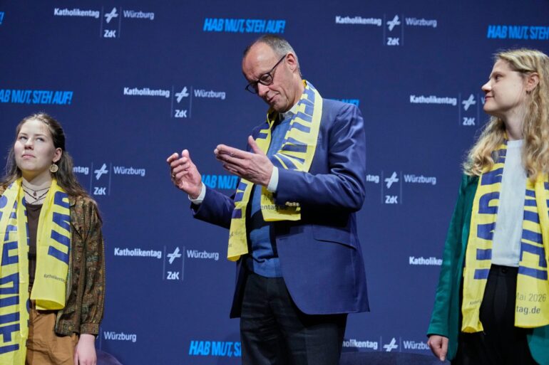Der Kanzler zeigt sich in Würzburg selbstkritisch.