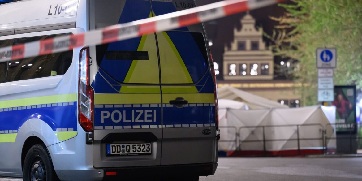 Das Umfeld des Tatorts bleibt noch bis zum späten Dienstagnachmittag gesperrt, weil die Polizei dort Spuren sichert.