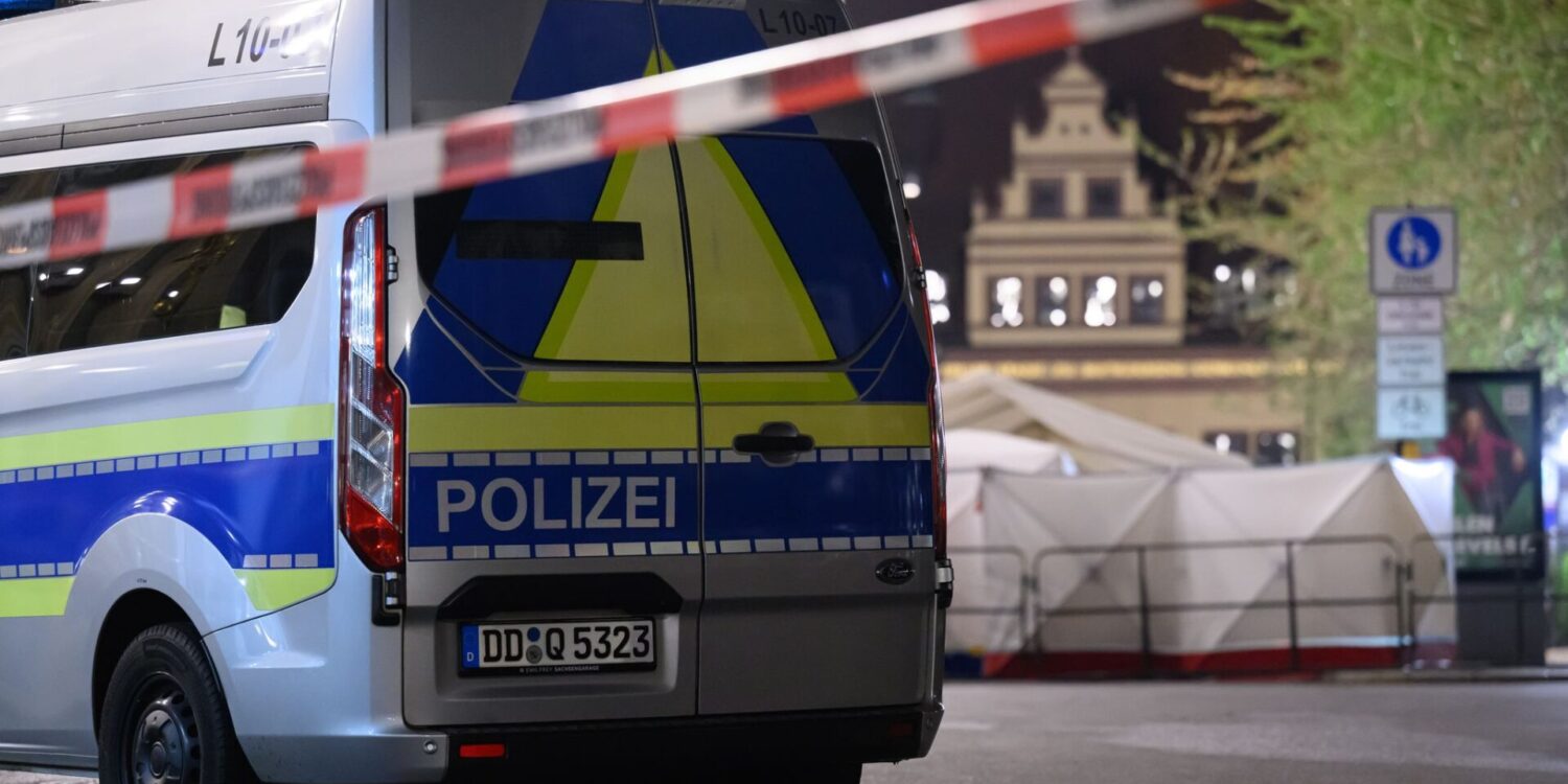 Das Umfeld des Tatorts bleibt noch bis zum späten Dienstagnachmittag gesperrt, weil die Polizei dort Spuren sichert.