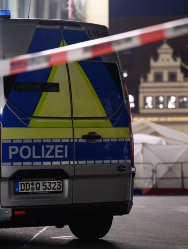 Das Umfeld des Tatorts bleibt noch bis zum späten Dienstagnachmittag gesperrt, weil die Polizei dort Spuren sichert.