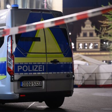 Das Umfeld des Tatorts bleibt noch bis zum späten Dienstagnachmittag gesperrt, weil die Polizei dort Spuren sichert.