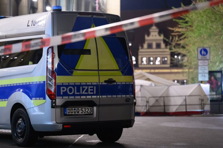 Das Umfeld des Tatorts bleibt noch bis zum späten Dienstagnachmittag gesperrt, weil die Polizei dort Spuren sichert.