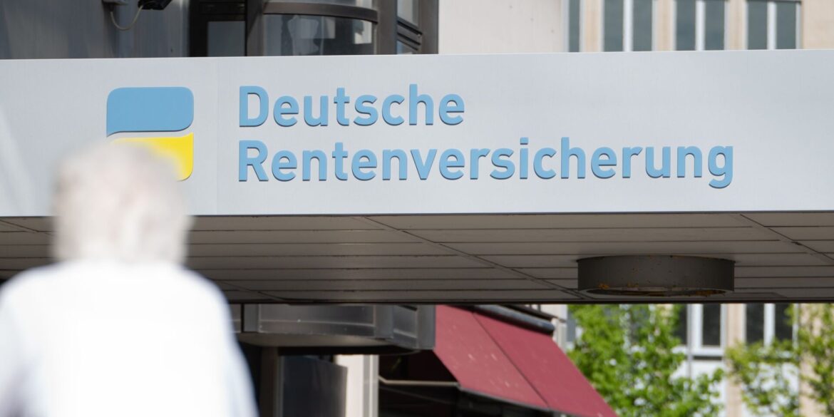 Ein «Bild»-Bericht über angebliche Vorschläge für eine Anhebung des Renteneintrittsalters auf 70 Jahre löst in Berlin Wirbel aus. (Symbolbild)