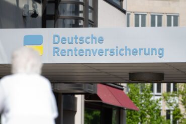 Ein «Bild»-Bericht über angebliche Vorschläge für eine Anhebung des Renteneintrittsalters auf 70 Jahre löst in Berlin Wirbel aus. (Symbolbild)