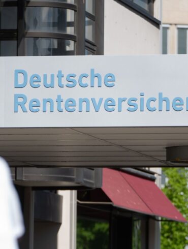 Ein «Bild»-Bericht über angebliche Vorschläge für eine Anhebung des Renteneintrittsalters auf 70 Jahre löst in Berlin Wirbel aus. (Symbolbild)