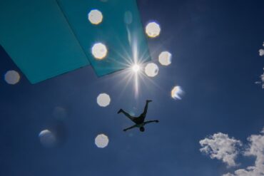 Hitzetag in Köln: Sprungturm-Moment im Stadionbad unter strahlender Sonne
